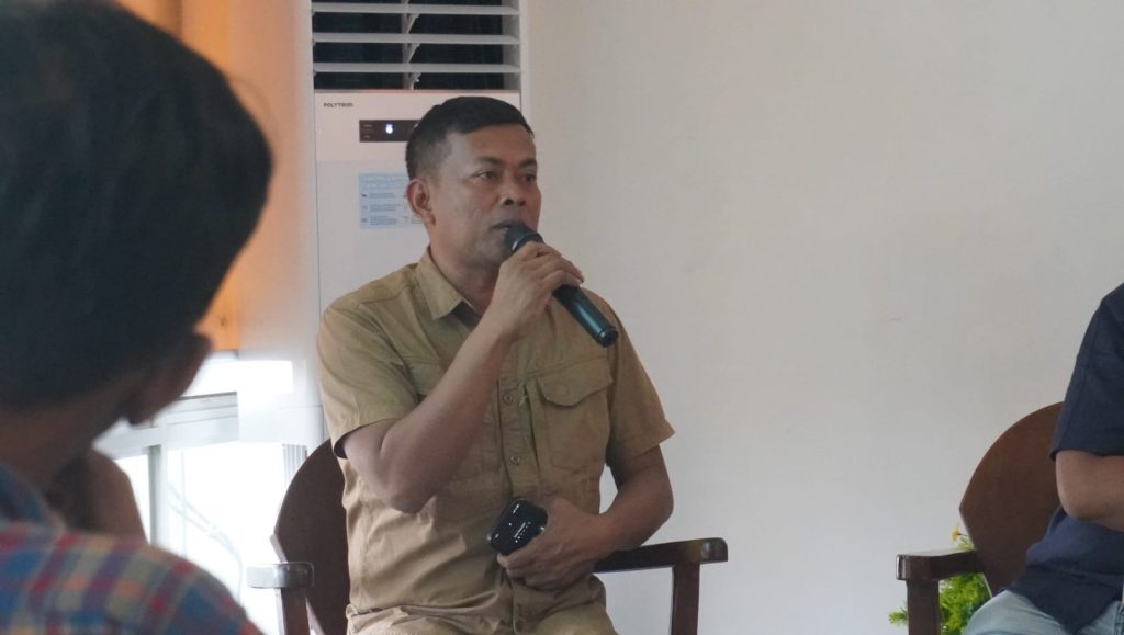 Direktur GJI Panut Hadisiswoyo memaparkan tentang Ekosistem Batang Toru pada diskusi publik di Kota Medan, Sumatera Utara, Kamis (27/3/2025). (Erupsi)