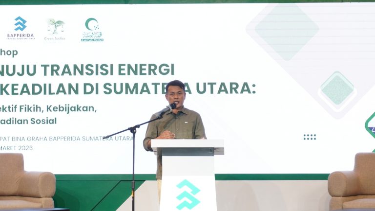 Direktur Green Justice Indonesia, Panut Hadisiswoyo, pada workshop tentang transisi energi di Bina Graha Bapperida Provinsi Sumatera Utara, Kota Medan, Kamis (12/3/2026). (Dewantoro)