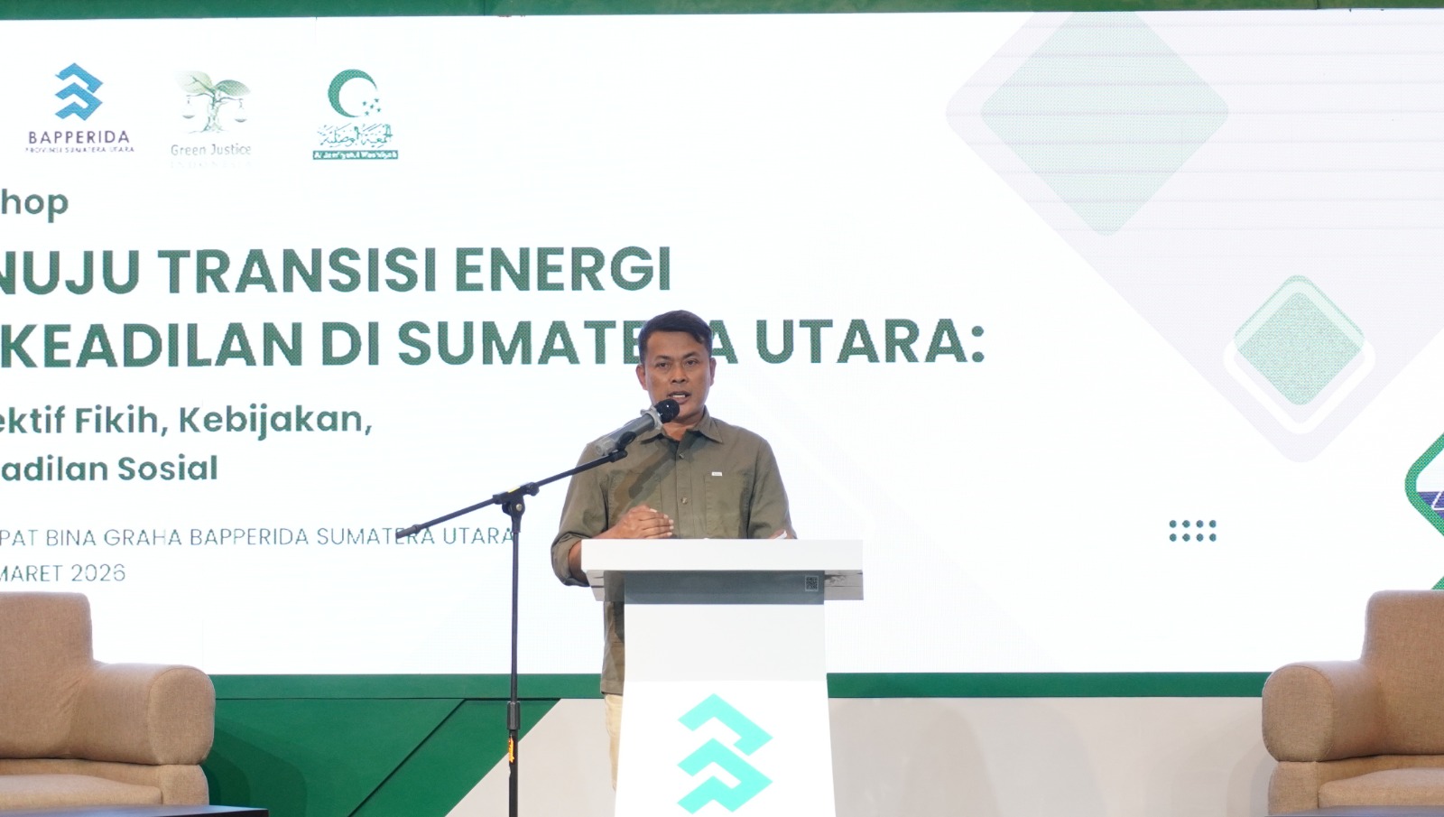 Direktur Green Justice Indonesia, Panut Hadisiswoyo, pada workshop tentang transisi energi di Bina Graha Bapperida Provinsi Sumatera Utara, Kota Medan, Kamis (12/3/2026). (Dewantoro)