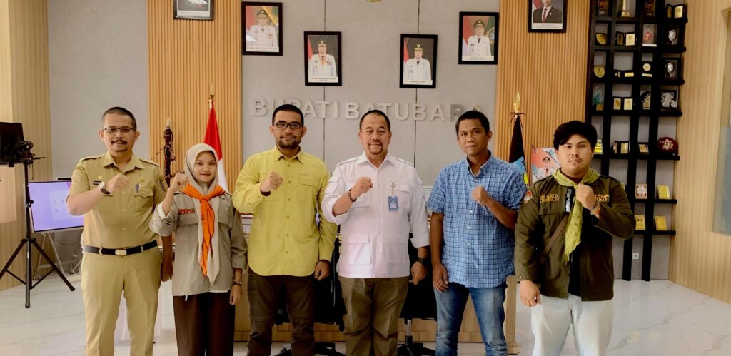 Para inisiator Aksi Bela Negara 2026 foto bersama Bupati Batu Bara, Baharuddin Siagian, di kantornya, Senin (22/6/2026). (Istimewa)