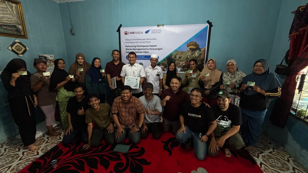 Komunitas Jurnalis Ekonomi Sirkular foto bersama peserta usai diskusi bertema Pemulung Perempuan dalam Waste Management dan Perjuangan sebagai Pekerja Hijau yang dirangkaikan dengan peluncuran Komunitas Pemulung Perempuan Terjun. Kegiatan berlangsung di Kelurahan Paya Pasir, kecamatan Medan Marelan, Kota Medan, Provinsi Sumatera Utara, Senin (27/7/2026). (Foto: Komunitas Jurnalis Ekonomi Sirkular)