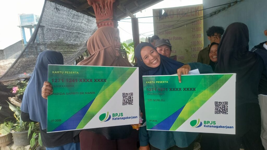 Sejumlah pemulung perempuan TPA Terjun memperlihatkan simbol kartu BPJS Ketenagakerjaan di Kecamatan Medan Marelan, Kota Medan, Provinsi Sumatera Utara, Senin (27/7/2026). Para pemulung akhirnya memperoleh perlindungan tenaga kerja berkat kolaborasi Komunitas Jurnalis Ekonomi Sirkular Pemerintah Kota Medan, BPJS Ketenagakerjaan, pegiat lingkungan, tenaga kesehatan serta Persatuan Wartawan Pemko Medan.