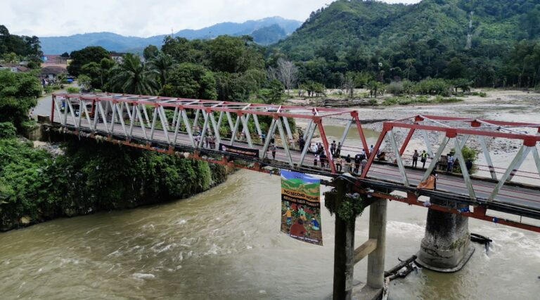 Keterangan foto utama: Tim Ekspedisi Hutan Merdeka dan koalisi sipil membentangkan spanduk raksasa bertuliskan “No Second Home, Restore their Forest” di Jembatan Trikora, Batang Toru, Kabupaten Tapanuli Selatan, Provinsi Sumatera Utara (19/08/2026). (Dokumentasi Satya Bumi)