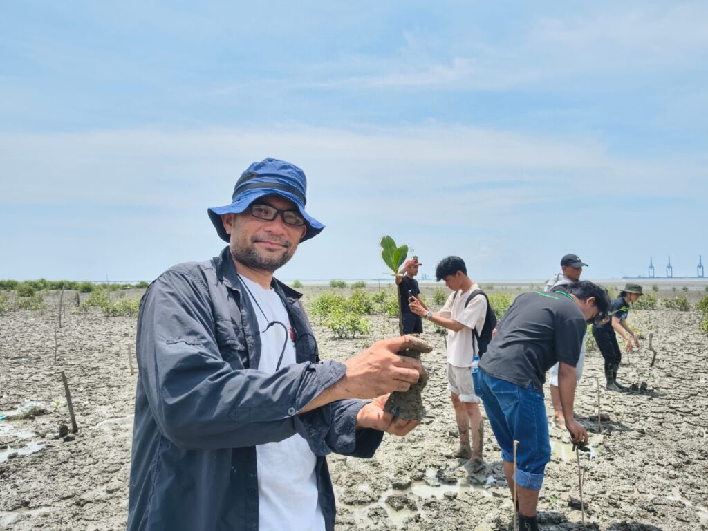 Kegiatan penanaman mangrove dalam Aksi Bela Negara 2026 di Kabupaten Batu Bara, Provinsi Sumatera Utara, Minggu (16/8/2026). (Dokumentasi Yayasan NAFAS)