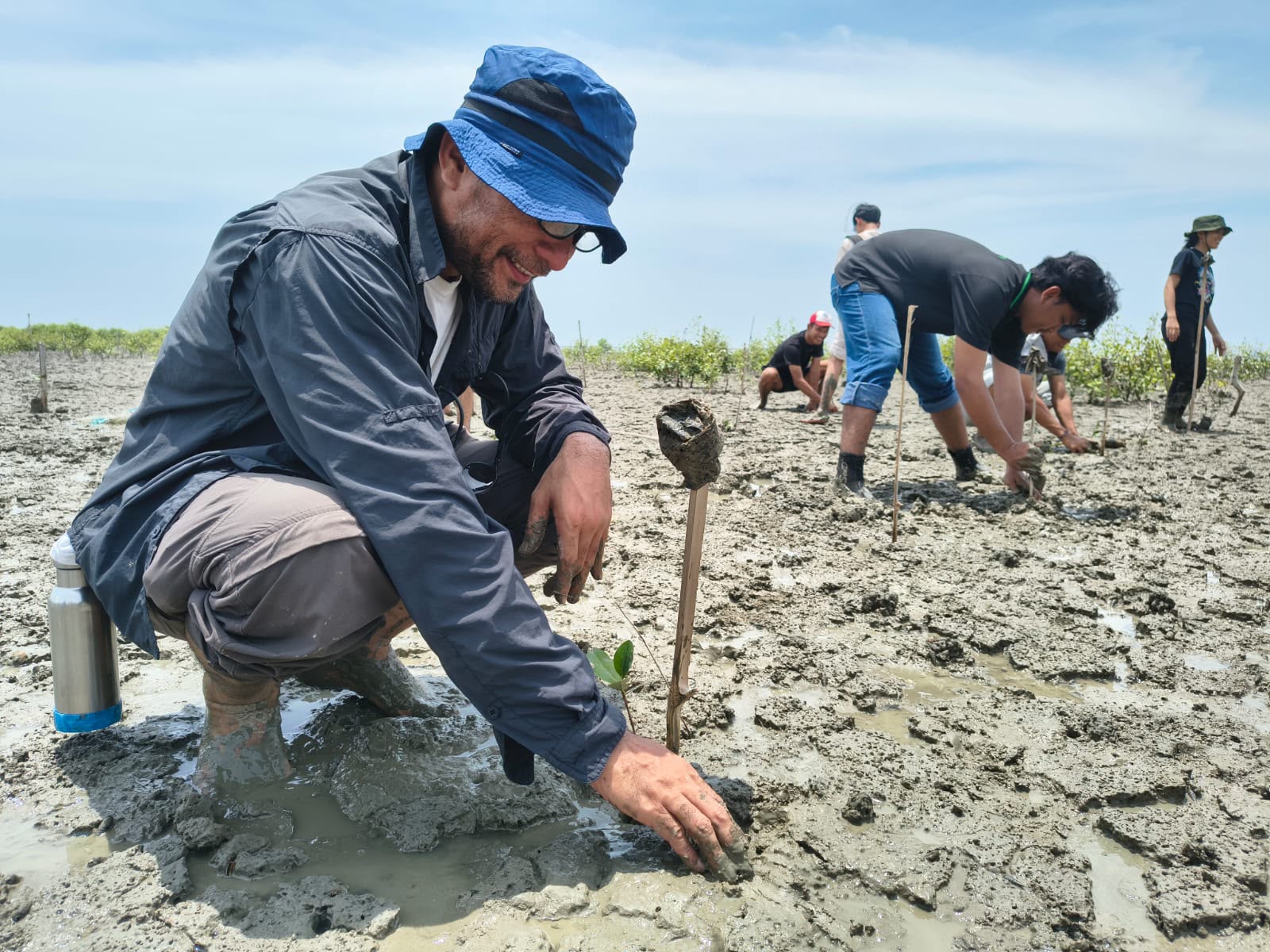 Peserta menanam mangrove pada Aksi Bela Negara 2026 di Kabupaten Batu Bara, Provinsi Sumatera Utara, Minggu (16/8/2026). (Dokumentasi Yayasan NAFAS)
