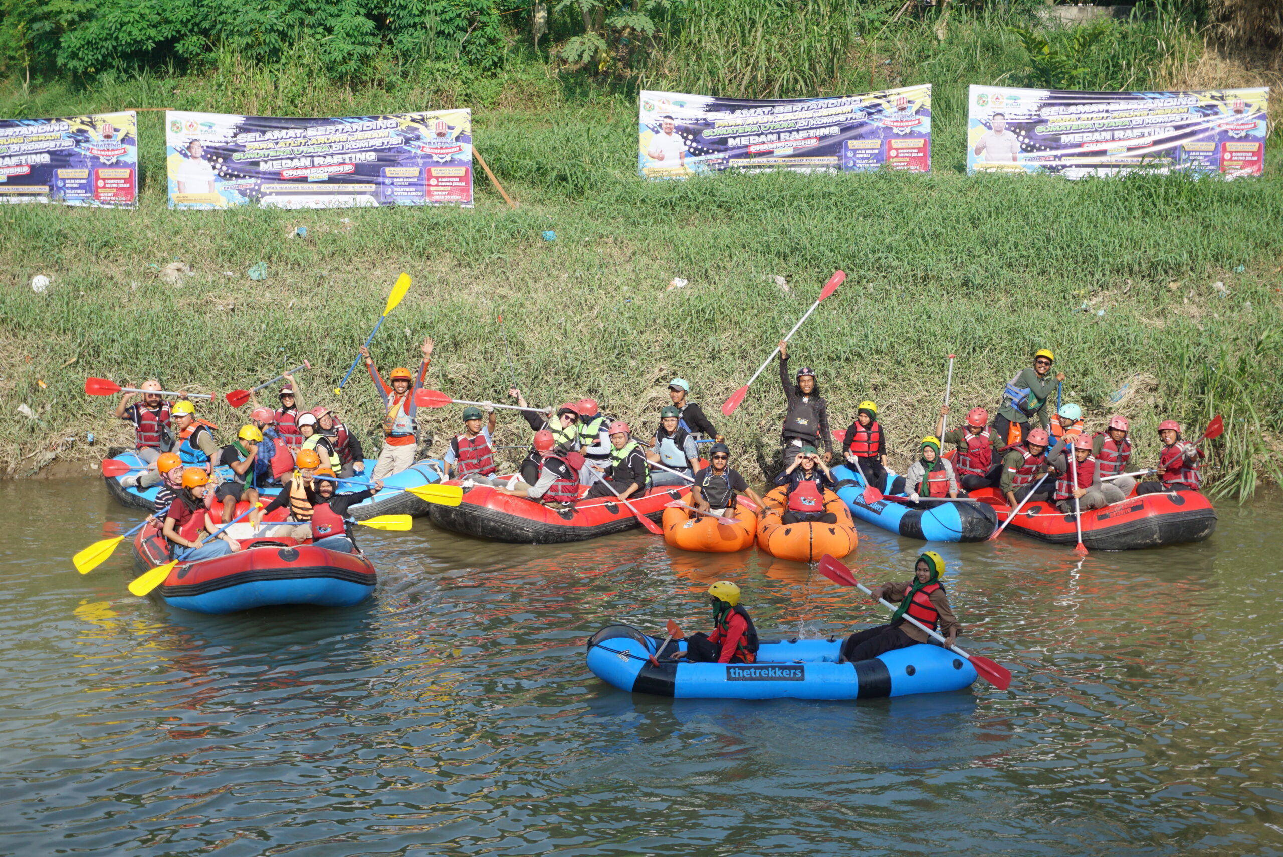 Para peserta foto bersama dalam ajang Medan Rafting Championship 2026 Series 1 di Taman Maharani Aloha Sungai Deli, Kota Medan, Provinsi Sumatera Utara, Sabtu (29/8/2026). (Dokumentasi FAJI Medan)