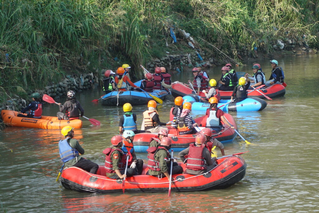 Para peserta saat beraksi pada ajang Medan Rafting Championship 2026 Series 1 di Taman Maharani Aloha Sungai Deli, Kota Medan, Provinsi Sumatera Utara, Sabtu (29/8/2026). (Dokumentasi FAJI Medan)